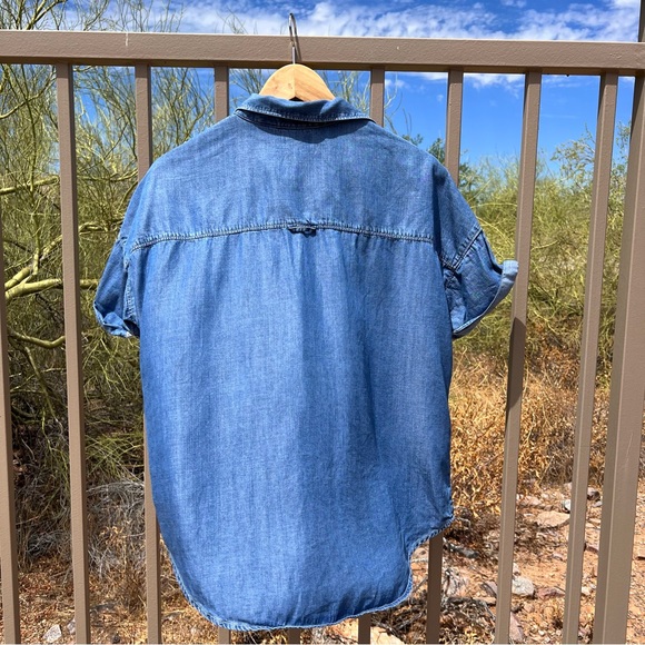 Levi’s Women’s Denim Button Down Shirt Size M Color Blue Denim 💯% Lyocell - Picture 8 of 10
